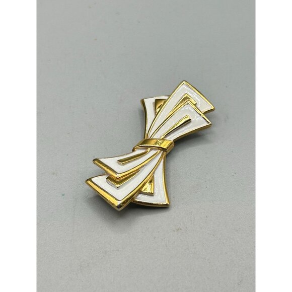 Vintage Signed TRIFARI White Enamel Ribbon Bow Pin Brooch Gold Tone Metal - Picture 2 of 8
